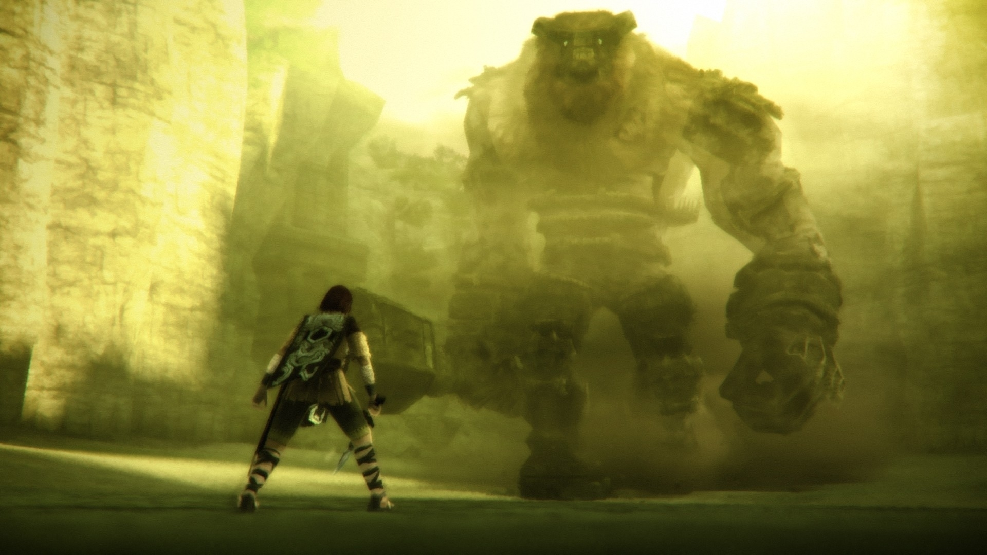 Wander di fronte a un colosso nelle Terre Proibite di Shadow of the Colossus