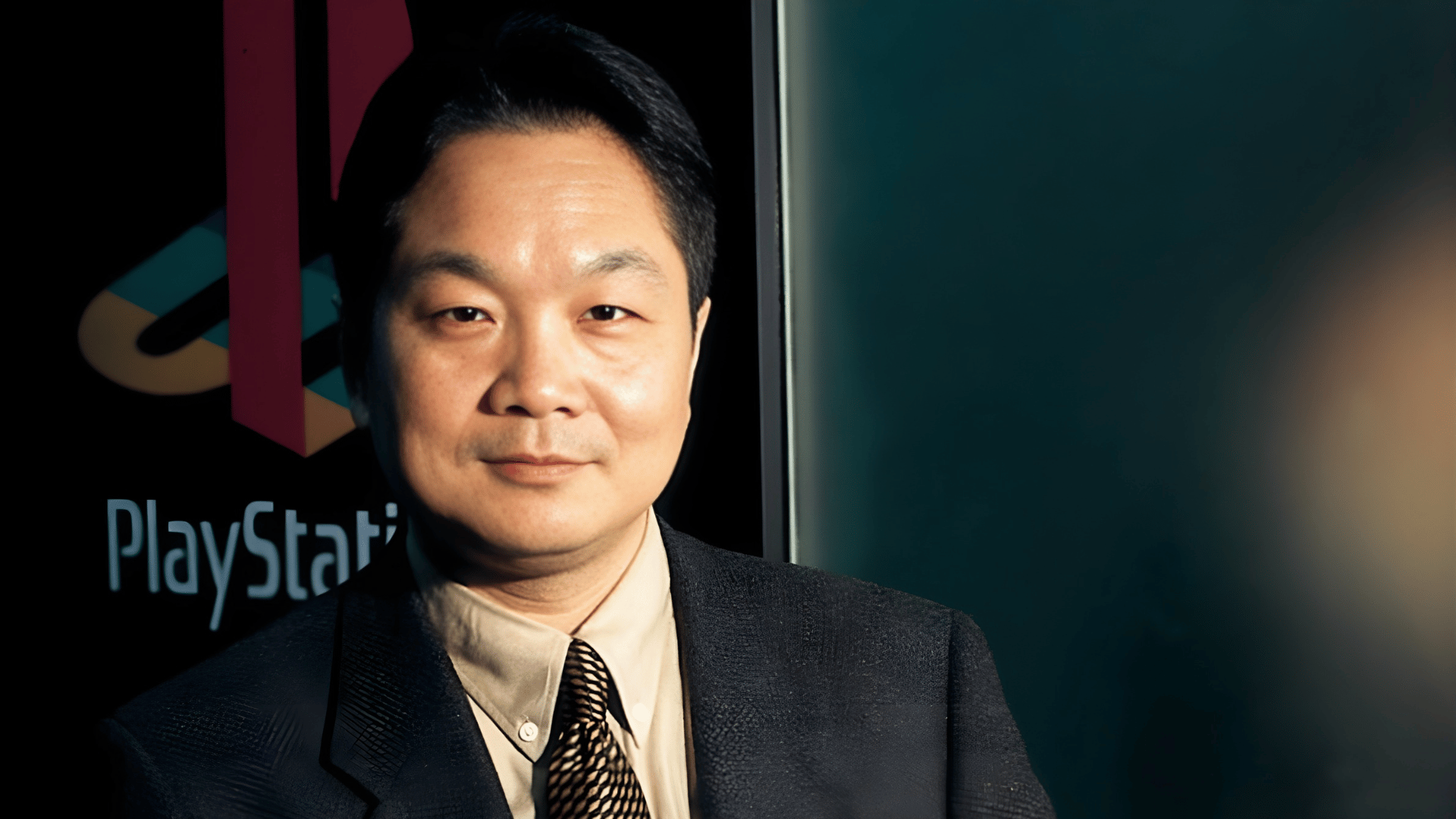 Ken Kutaragi, padre della PlayStation, durante la presentazione della console Sony