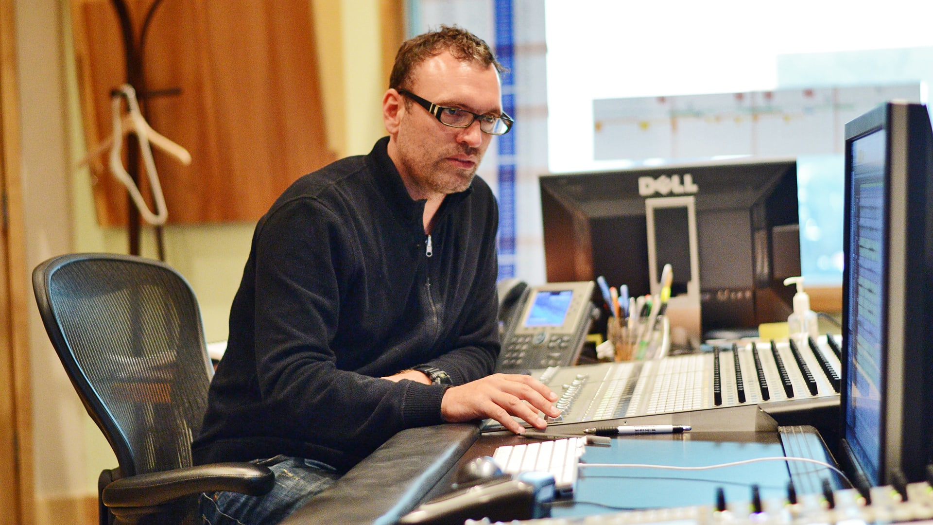 Henry Jackman compositore britannico al lavoro in studio di registrazione