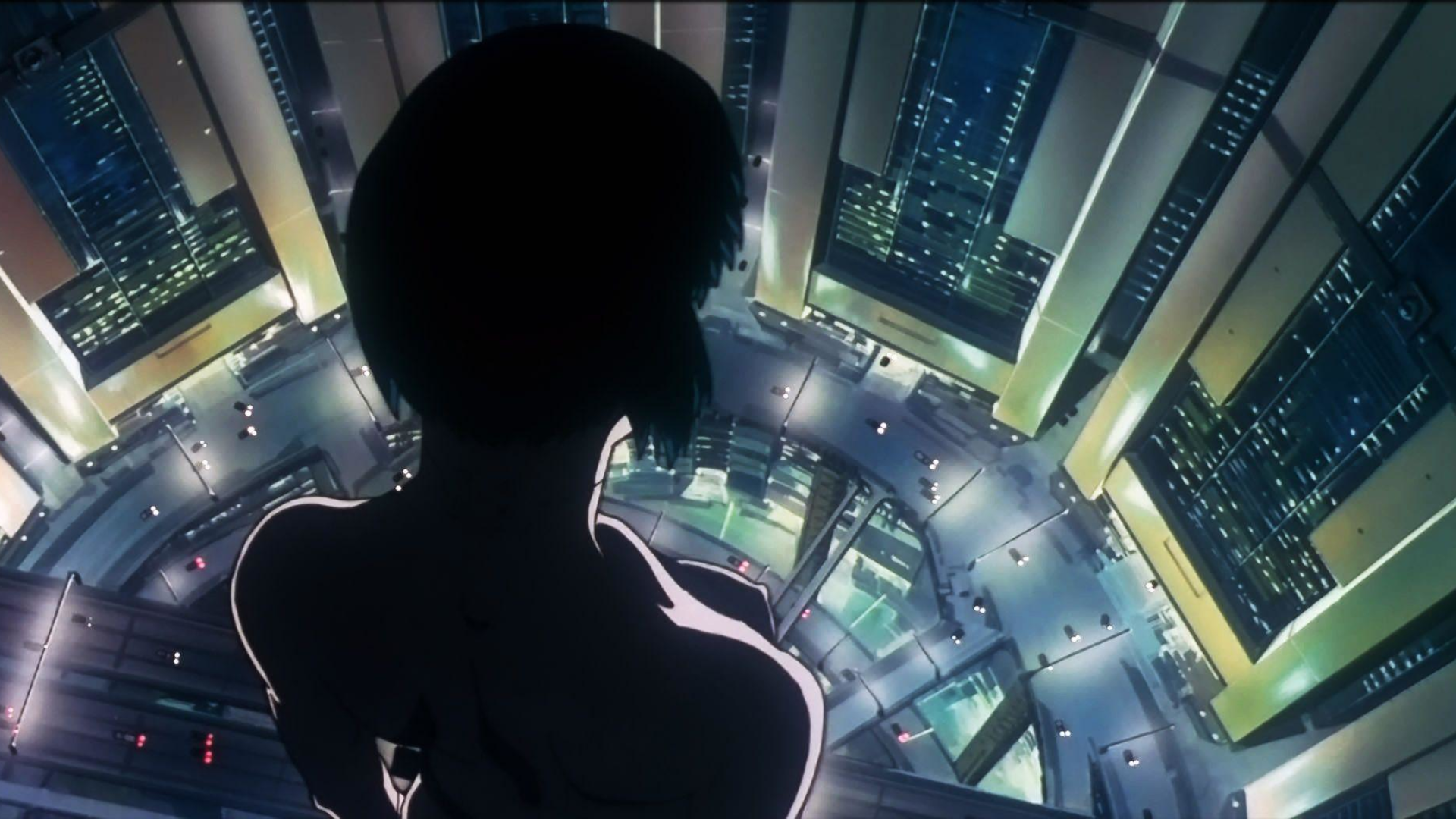 Motoko Kusanagi osserva la città notturna in Ghost in the Shell, film animato di Mamoru Oshii del 1995