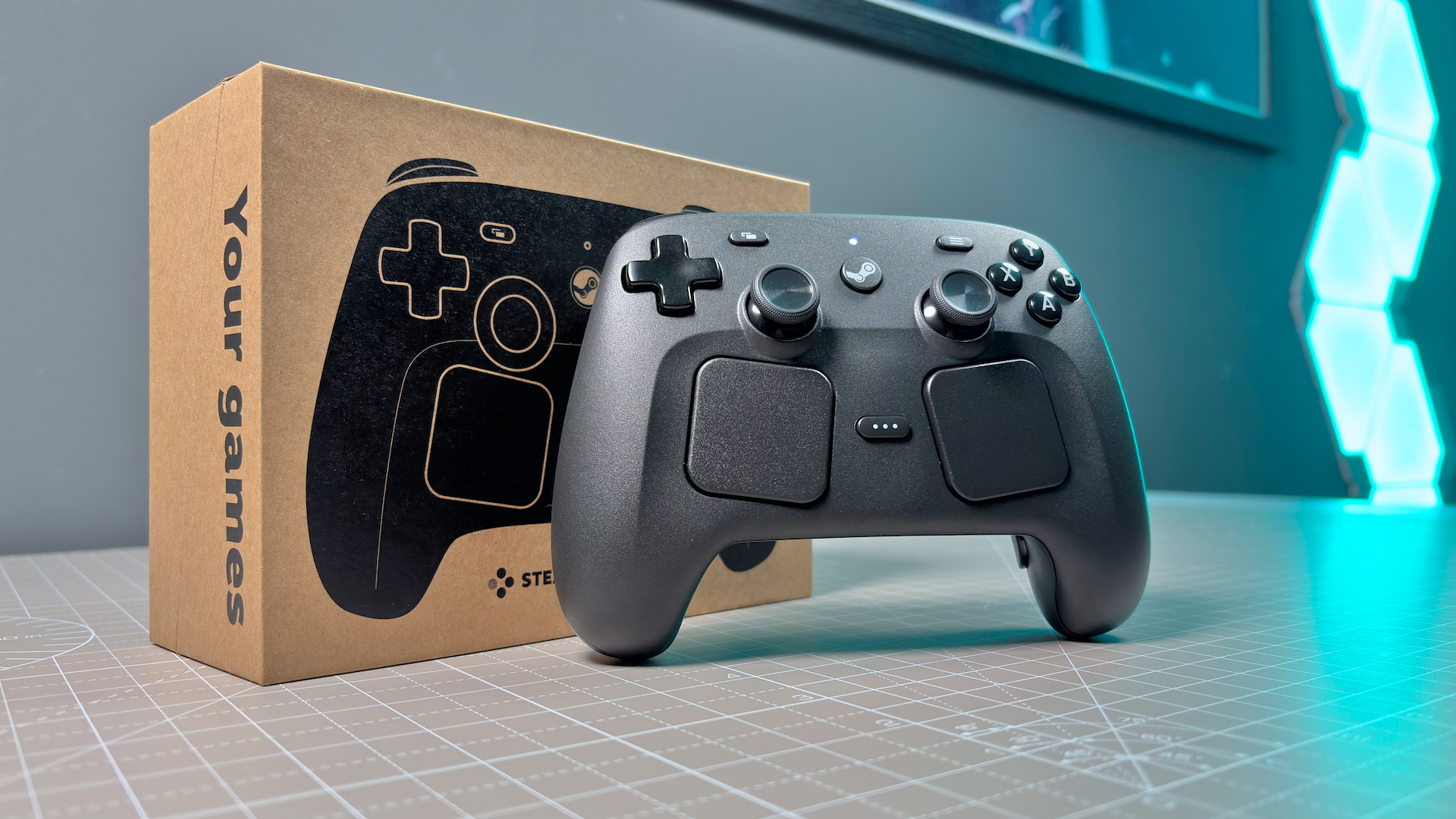 Il nuovo Steam Controller di Valve 2026 con trackpad, levette TMR e accessorio Puck incluso